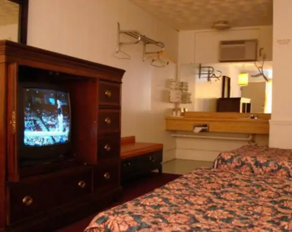 Gray Plaza Motel 10
