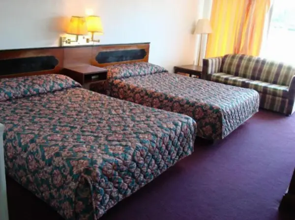 Gray Plaza Motel 5