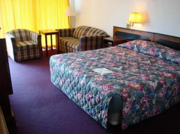 Gray Plaza Motel 7