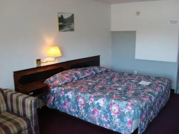 Gray Plaza Motel 8