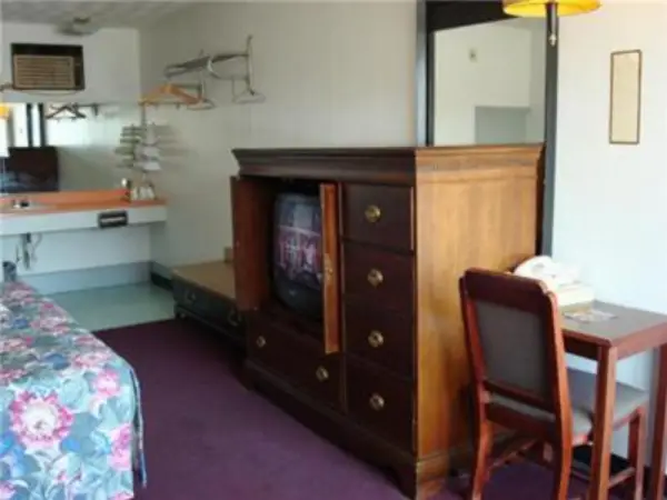 Gray Plaza Motel 9